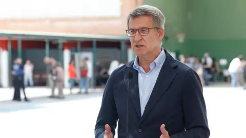 El líder del PP, Alberto Núñez Feijóo, realiza declaraciones tras votar en las elecciones europeas en el Colegio Ramiro de Maeztu de Madrid. Feijóo anima a votar para "responder" a la situación política "que vive España"