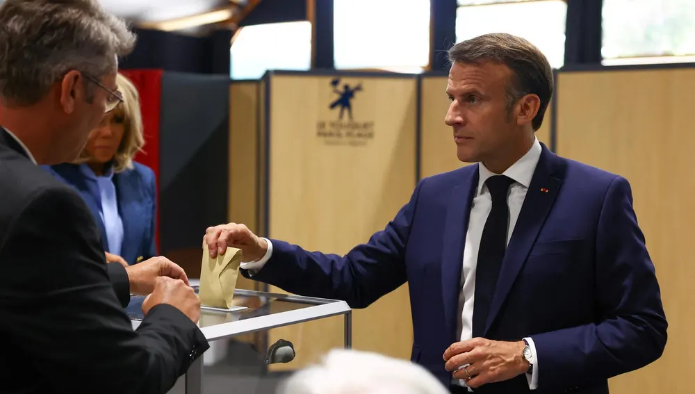 El presidente francés Emmanuel Macron vota durante las elecciones al Parlamento Europeo en una mesa electoral en le Touquet-Paris-Plage, Francia El presidente francés Emmanuel Macron vota durante las elecciones al Parlamento Europeo en una mesa electoral en le Touquet-Paris-Plage, Francia