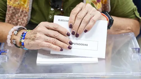 Una mujer acude a su colegio electoral a votar este 9J Una mujer acude a su colegio electoral a votar este 9J
