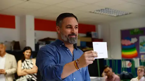 El líder de Vox Santiago Abascal, ejerce su derecho al voto en las elecciones europeas en un colegio de Madrid este domingo El líder de Vox Santiago Abascal, ejerce su derecho al voto en las elecciones europeas en un colegio de Madrid este domingo