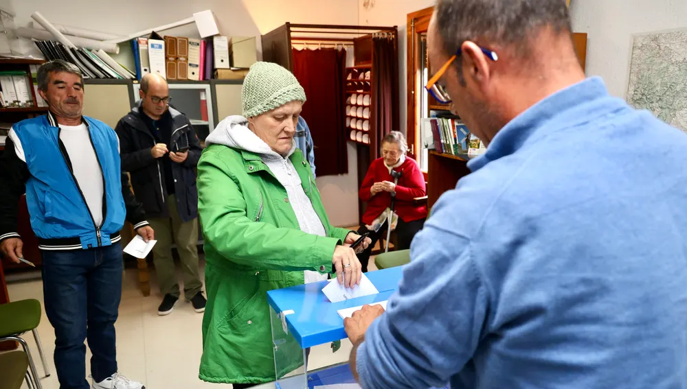 Villarroya (La Rioja) se toma con tranquilidad la votación y cierra la urna en 33 segundos Villarroya (La Rioja) se toma con tranquilidad la votación y cierra la urna en 33 segundos