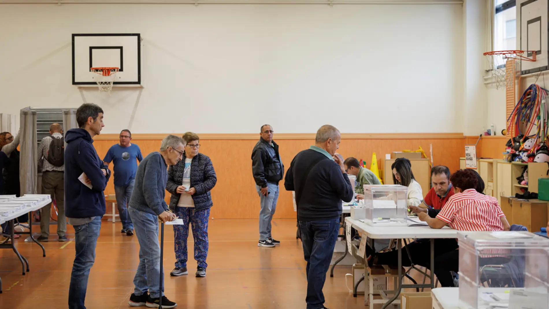 Varios votantes hacen cola para ejercer su derecho al voto en las elecciones europeas en un colegio electoral de Pamplona