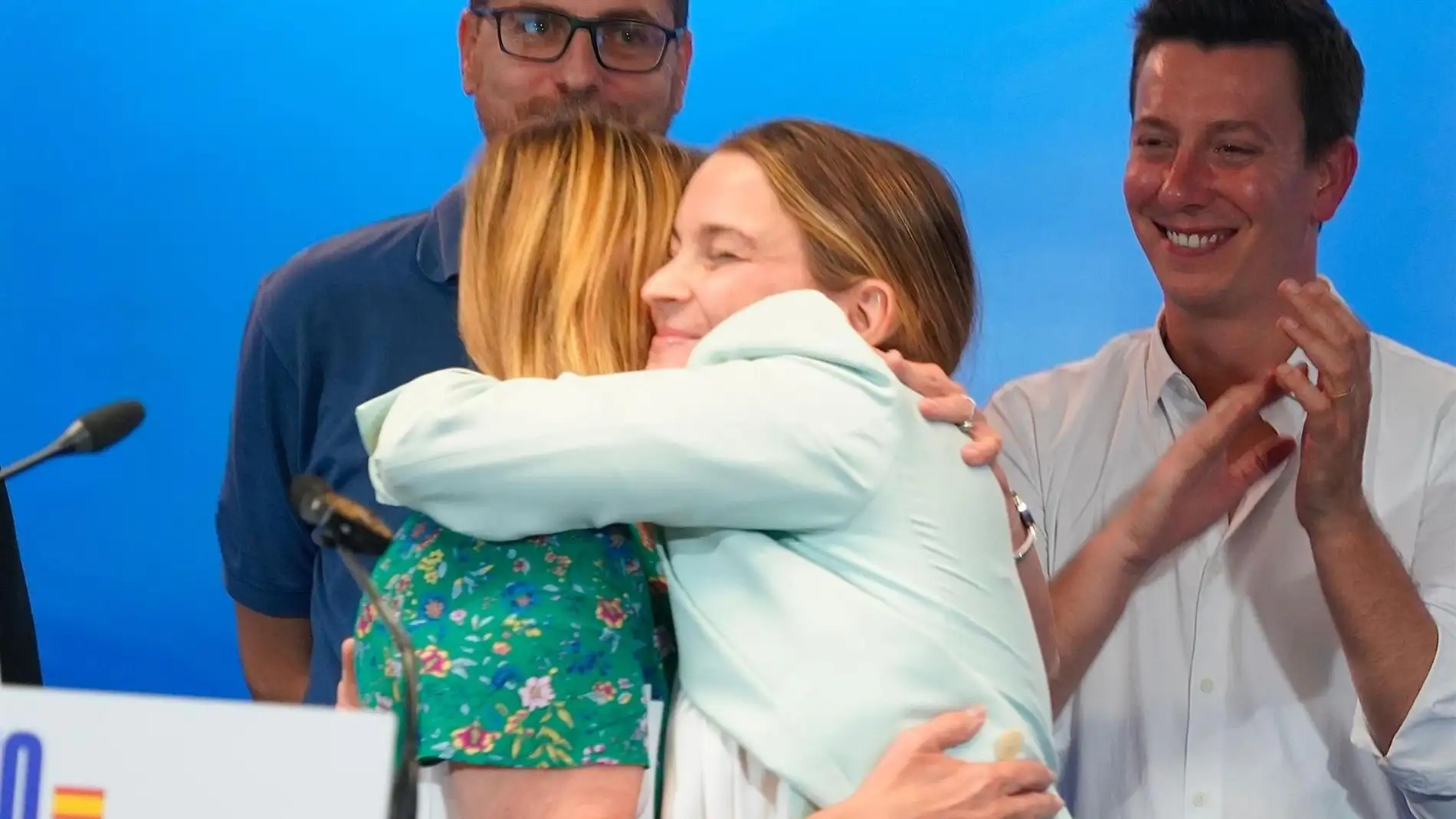 La presidenta balear Marga Prohens abraza a la candidata del PP balear al Parlamento Europeo, Rosa Estarás, en la noche electoral