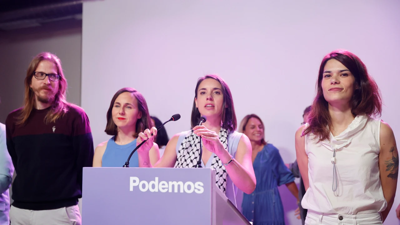 La candidata de Podemos al Parlamento Europeo, Irene Montero, acompañada de Isa Serra (derecha)
