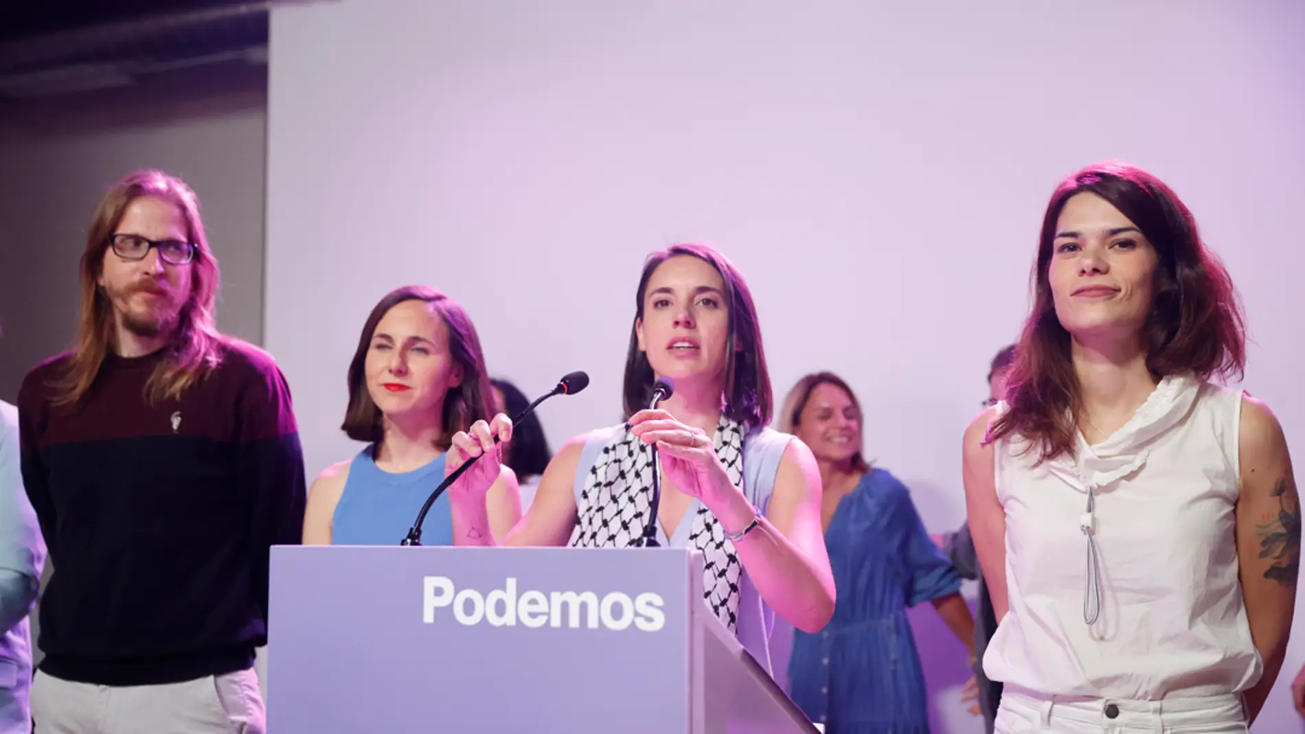 La candidata de Podemos al Parlamento Europeo, Irene Montero, acompañada de Isa Serra (derecha)/ EFE/J P Gandul