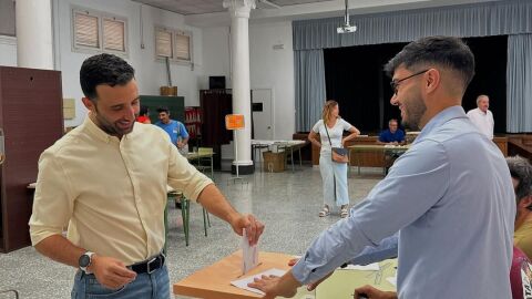 El secretario general del PSPV-PSOE en Sagunto, Darío Moreno, vota en las Elecciones al Parlamento Europeo 2024