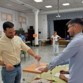 El secretario general del PSPV-PSOE en Sagunto, Darío Moreno, vota en las Elecciones al Parlamento Europeo 2024
