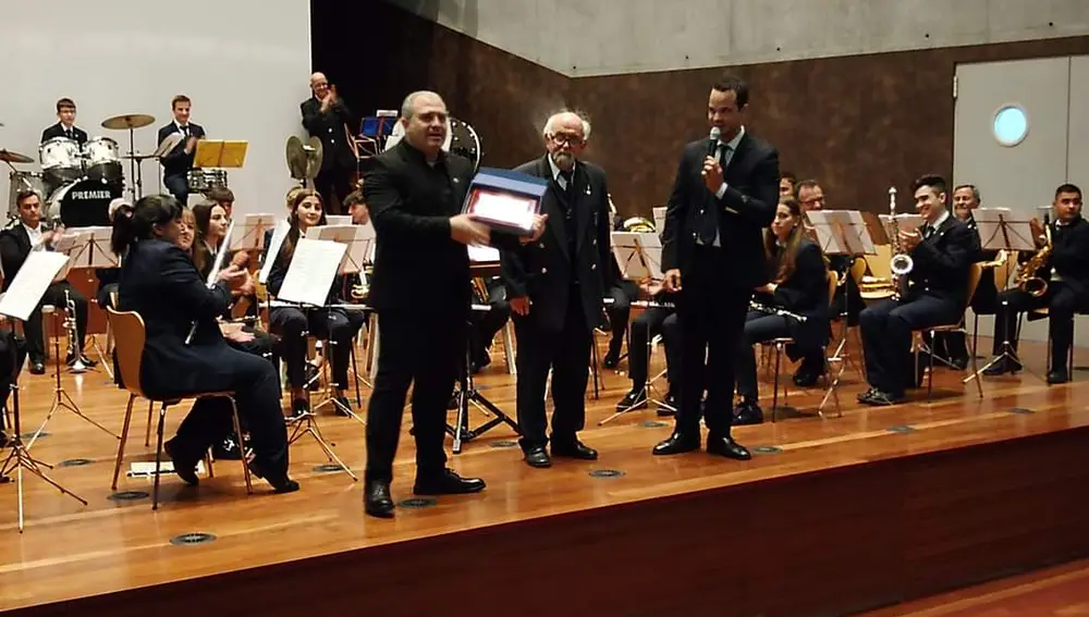 Banda de Música La Lira de Luarca con el compositor David Rivas. Banda de Música La Lira de Luarca con el compositor David Rivas.