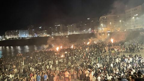 Hogueras de San Juan en la playa del Orzán en 2023