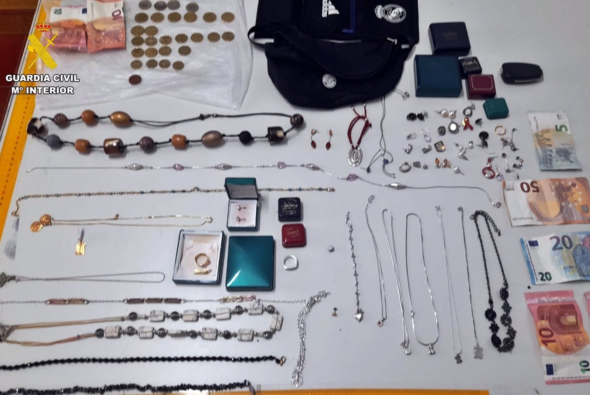 Tres detenidos tras ser sorprendidos 'in fraganti' cuando robaban en una vivienda de Villafranca de los Barros Tres detenidos tras ser sorprendidos 'in fraganti' cuando robaban en una vivienda de Villafranca de los Barros