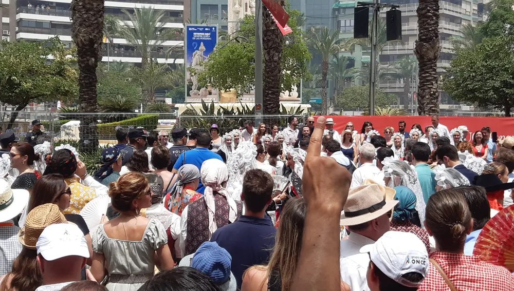Momentos previos a la mascletá en Alicante Momentos previos a la mascletá en Alicante