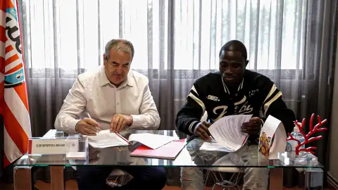 Tino Saqués y Nathaniel Nicholás durante la firma del contrato Tino Saqués y Nathaniel Nicholás durante la firma del contrato