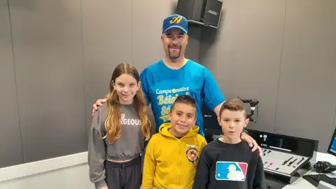 Jordan transmite el amor al béisbol en los colegios Jordan transmite el amor al béisbol en los colegios