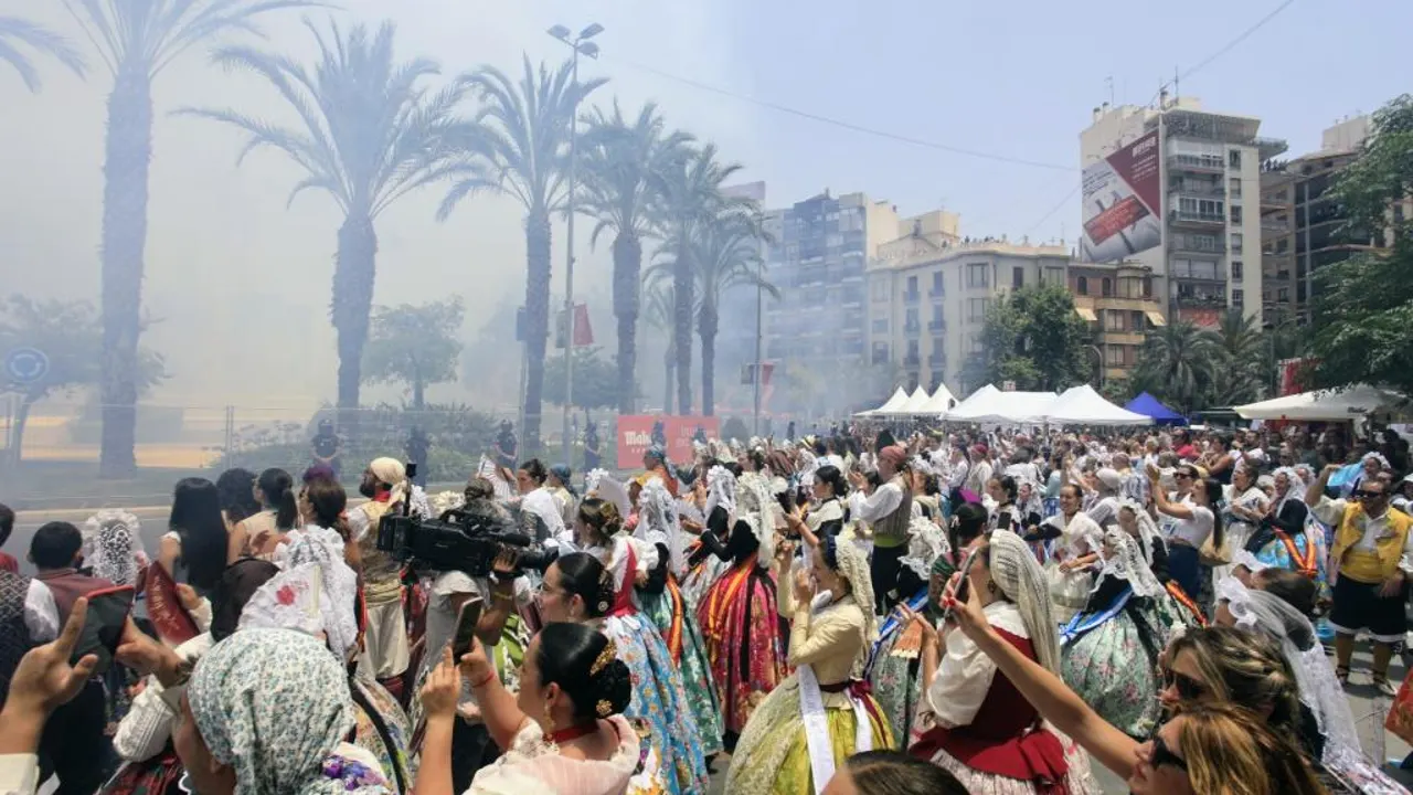 Imagen de la Plaza de los Luceros en una mascletà de archivo.