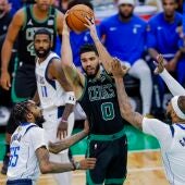 Boston da un nuevo zarpazo y se va a Dallas con 2-0