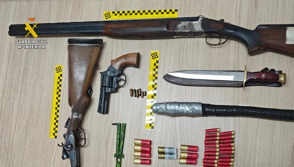 Armas intervenidas a la familia detenida en Villena. 
