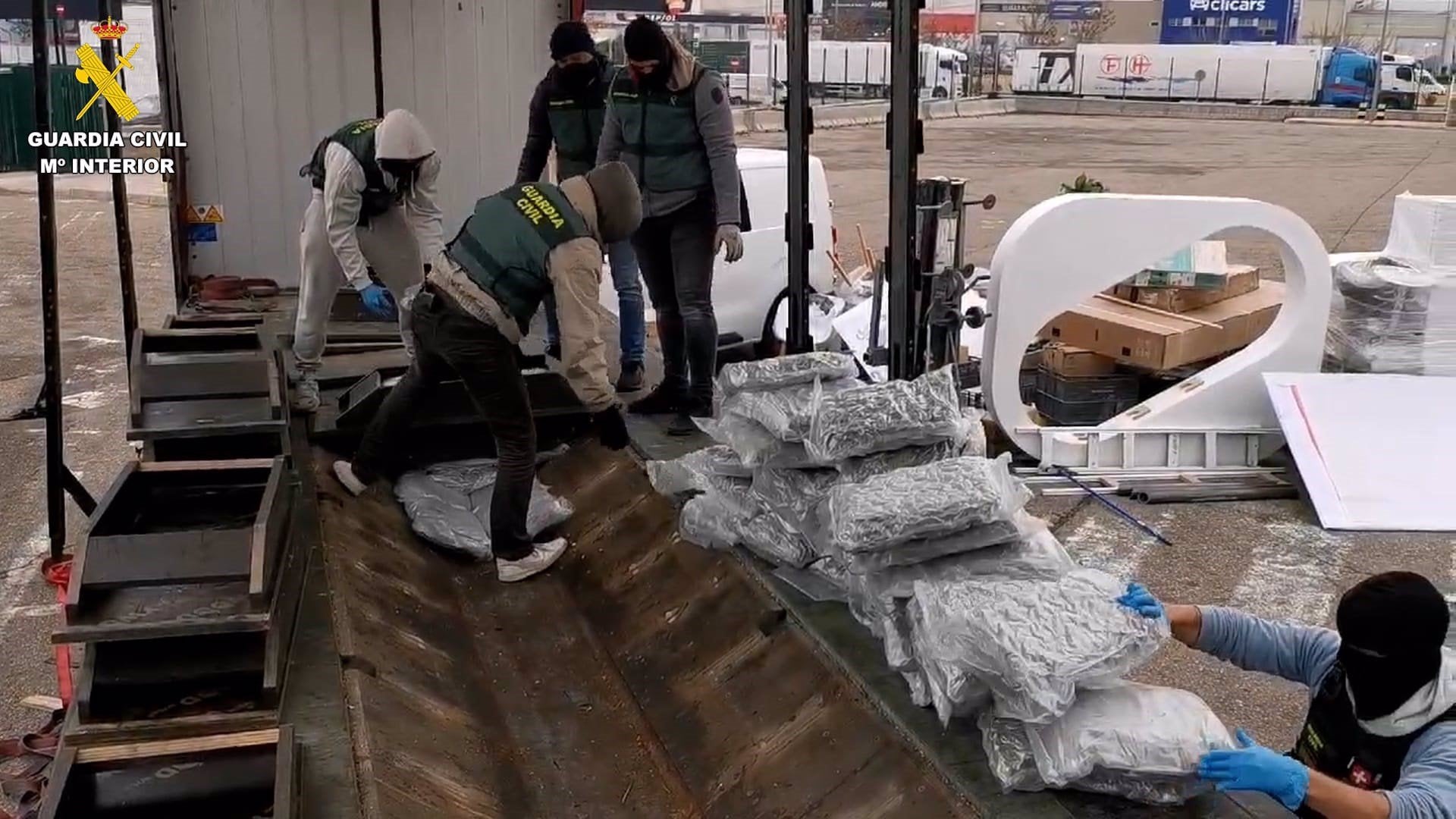 Detienen a 28 personas por tráfico internacional de marihuana en Almería, Málaga, Toledo y Zaragoza Detienen a 28 personas por tráfico internacional de marihuana en Almería, Málaga, Toledo y Zaragoza