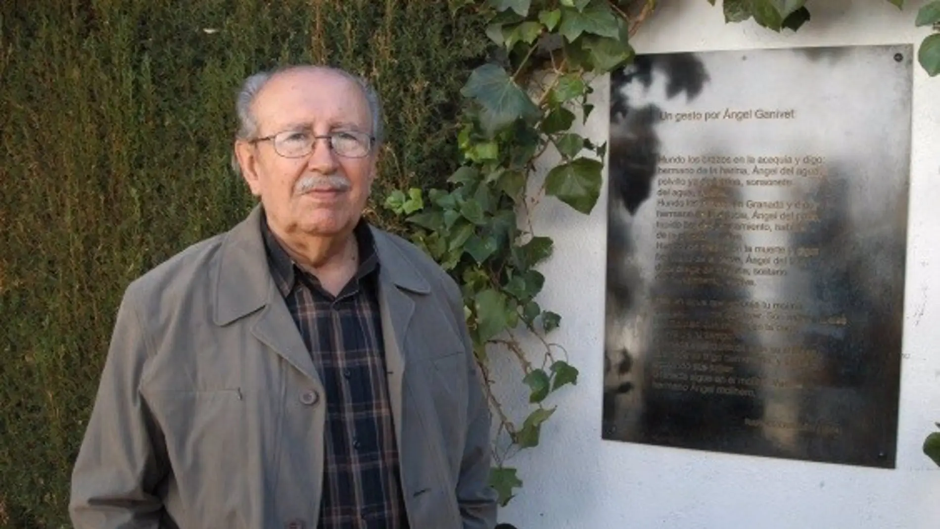 Los restos del poeta Rafael Guillén descansan en el Panteón de Personas Ilustres
