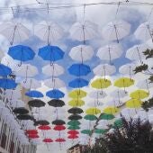 Paraguas con los colores olímpicos en Valdepeñas