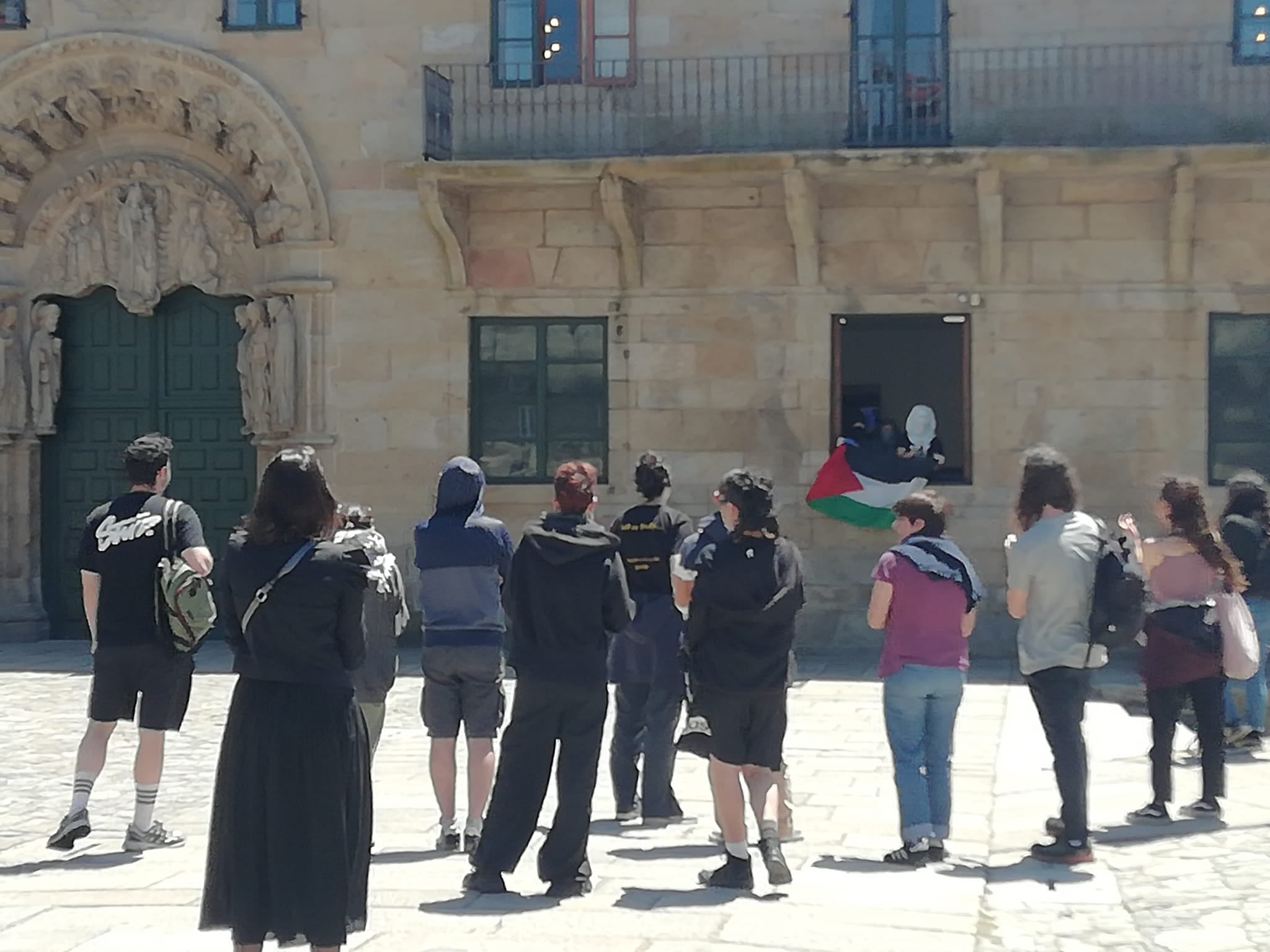 Continua el encierro pro palestino de unas 20 personas encapuchadas en el rectorado de la Universidad de Santiago Continua el encierro pro palestino de unas 20 personas encapuchadas en el rectorado de la Universidad de Santiago