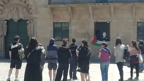 Continua el encierro pro palestino de unas 20 personas encapuchadas en el rectorado de la Universidad de Santiago Continua el encierro pro palestino de unas 20 personas encapuchadas en el rectorado de la Universidad de Santiago