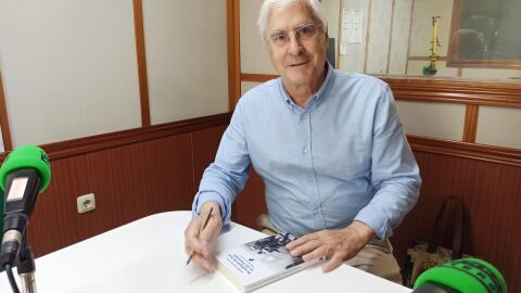 José María Barreda con su último libro en los estudios de Onda Cero Ciudad Real