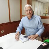 José María Barreda con su último libro en los estudios de Onda Cero Ciudad Real