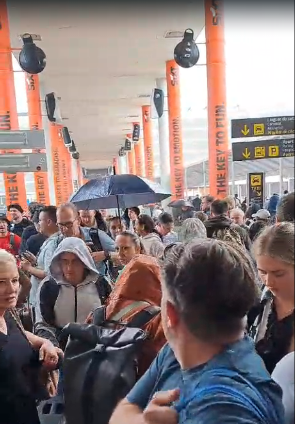 Las lluvias desatan el caos en Mallorca, provocando inundaciones en el aeropuerto de Palma y causando estragos en s'Arenal y Can Pastilla Las lluvias desatan el caos en Mallorca, provocando inundaciones en el aeropuerto de Palma y causando estragos en s'Arenal y Can Pastilla