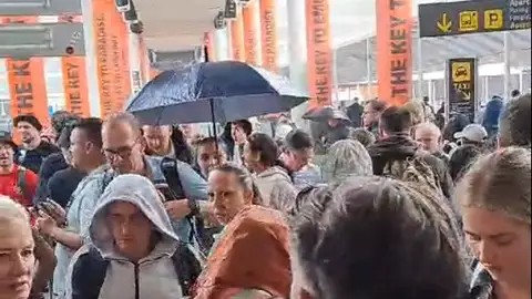 Los pasillos y exteriores de Son Sant Joan se han anegado tras las fuertes lluvias Los pasillos y exteriores de Son Sant Joan se han anegado tras las fuertes lluvias