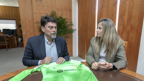 El alcalde de Alicante, Luis Barcala, con la portera Sandra Pa&ntilde;os