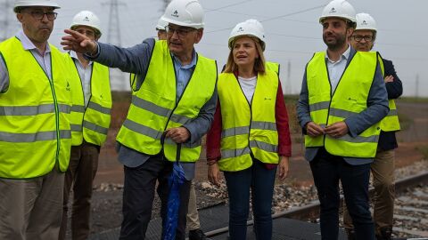 De izquierda a derecha, Josep Vicent Boira, Pilar Bernabé y Darío Moreno, de visita al nuevo acceso ferroviario del Puerto Marítimo de Sagunto