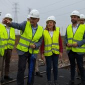 De izquierda a derecha, Josep Vicent Boira, Pilar Bernabé y Darío Moreno, de visita al nuevo acceso ferroviario del Puerto Marítimo de Sagunto