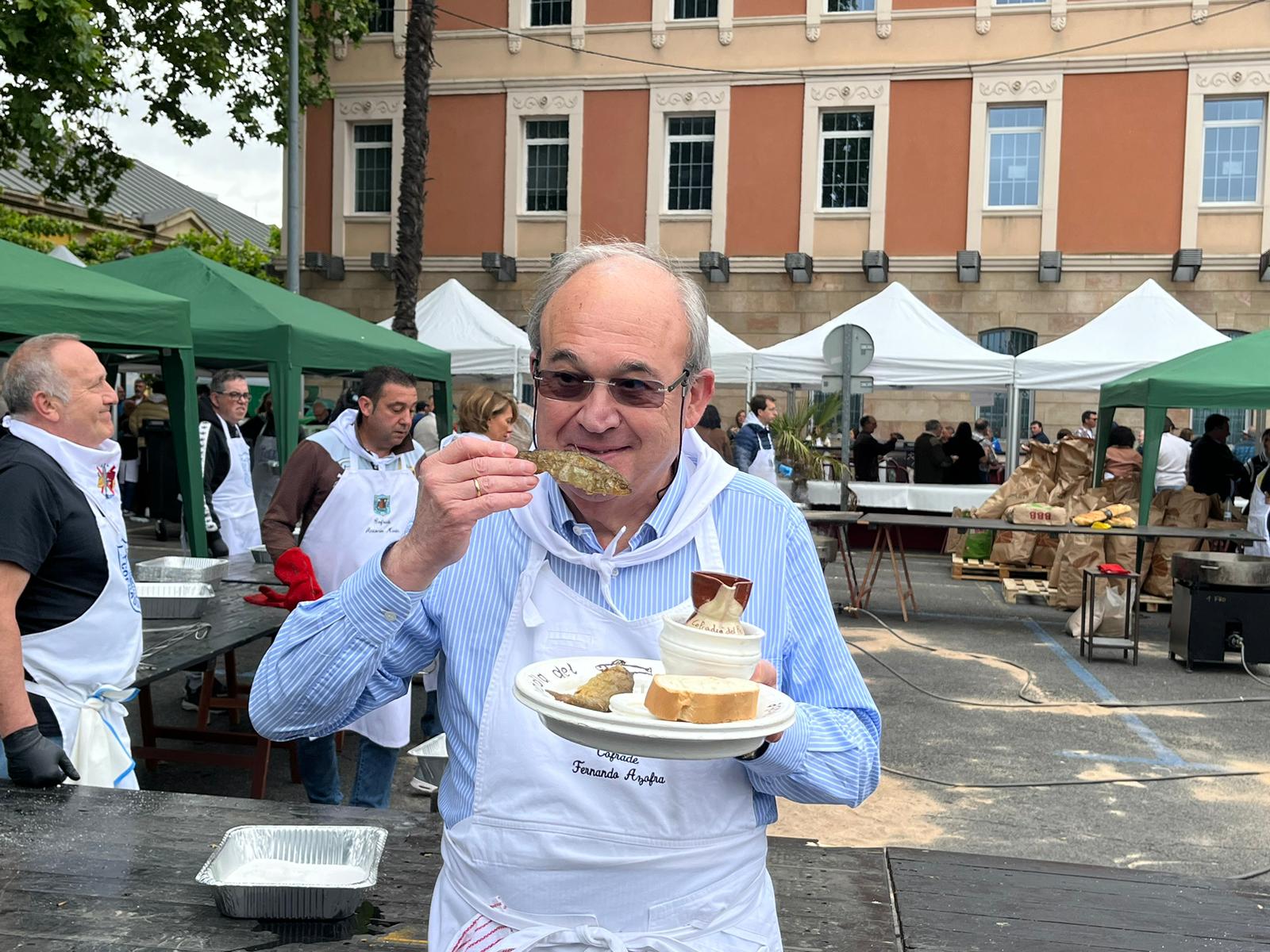 La Cofradía del Pez reparte 26.000 raciones por el día de San Bernabé en Logroño La Cofradía del Pez reparte 26.000 raciones por el día de San Bernabé en Logroño