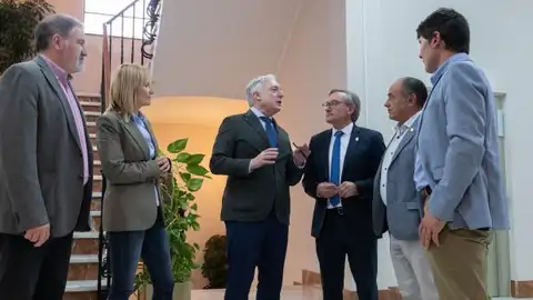 El consejero de vivienda, Octavio López, conversa con los portavoces de la Diputación de Teruel VIVIENDA