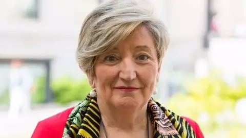 Ana Lluch es una reconocida oncóloga valenciana e investigadora contra el cáncer Ana Lluch es una reconocida oncóloga valenciana e investigadora contra el cáncer