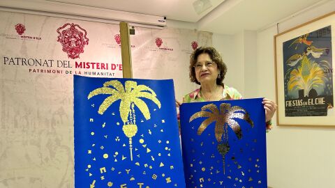 La artista Cristina Navarro, con el cartel anunciador del Misteri d&#39;Elx de 2024.