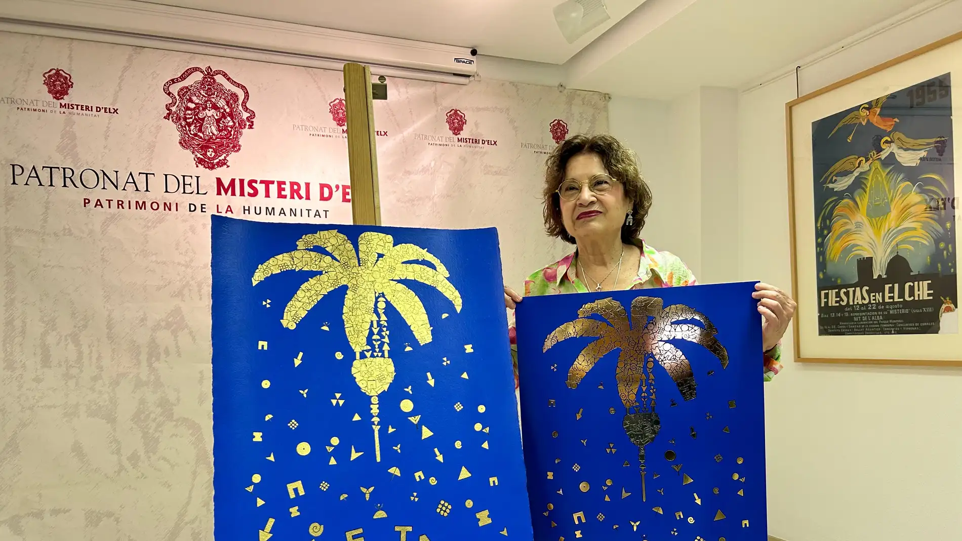 La artista Cristina Navarro, con el cartel anunciador del Misteri d'Elx de 2024.