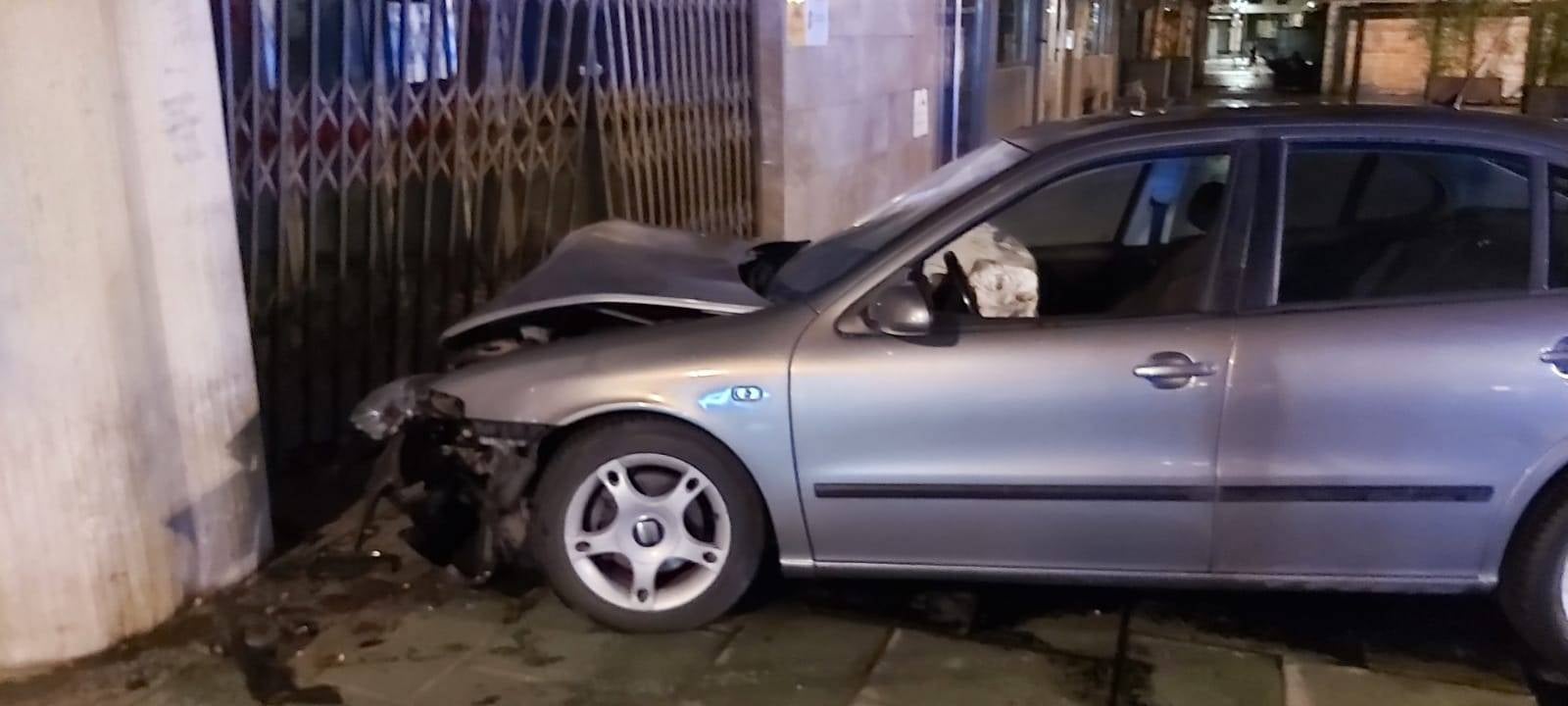 Un conductor ebrio y drogado colisiona su vehículo contra el INSS en la Plaza del Pilar de Ciudad Real Un conductor ebrio y drogado colisiona su vehículo contra el INSS en la Plaza del Pilar de Ciudad Real
