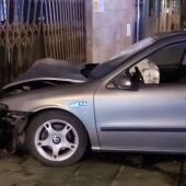 El vehículo colisionó contra la verja de la puerta de entrada del INSS