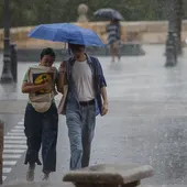 Archivo - Varias personas con paraguas bajo la lluvia - Archivo - Varias personas con paraguas bajo la lluvia -
