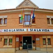 Pancarta contra proyecto Neodimio en el Ayuntamiento de Torrenueva