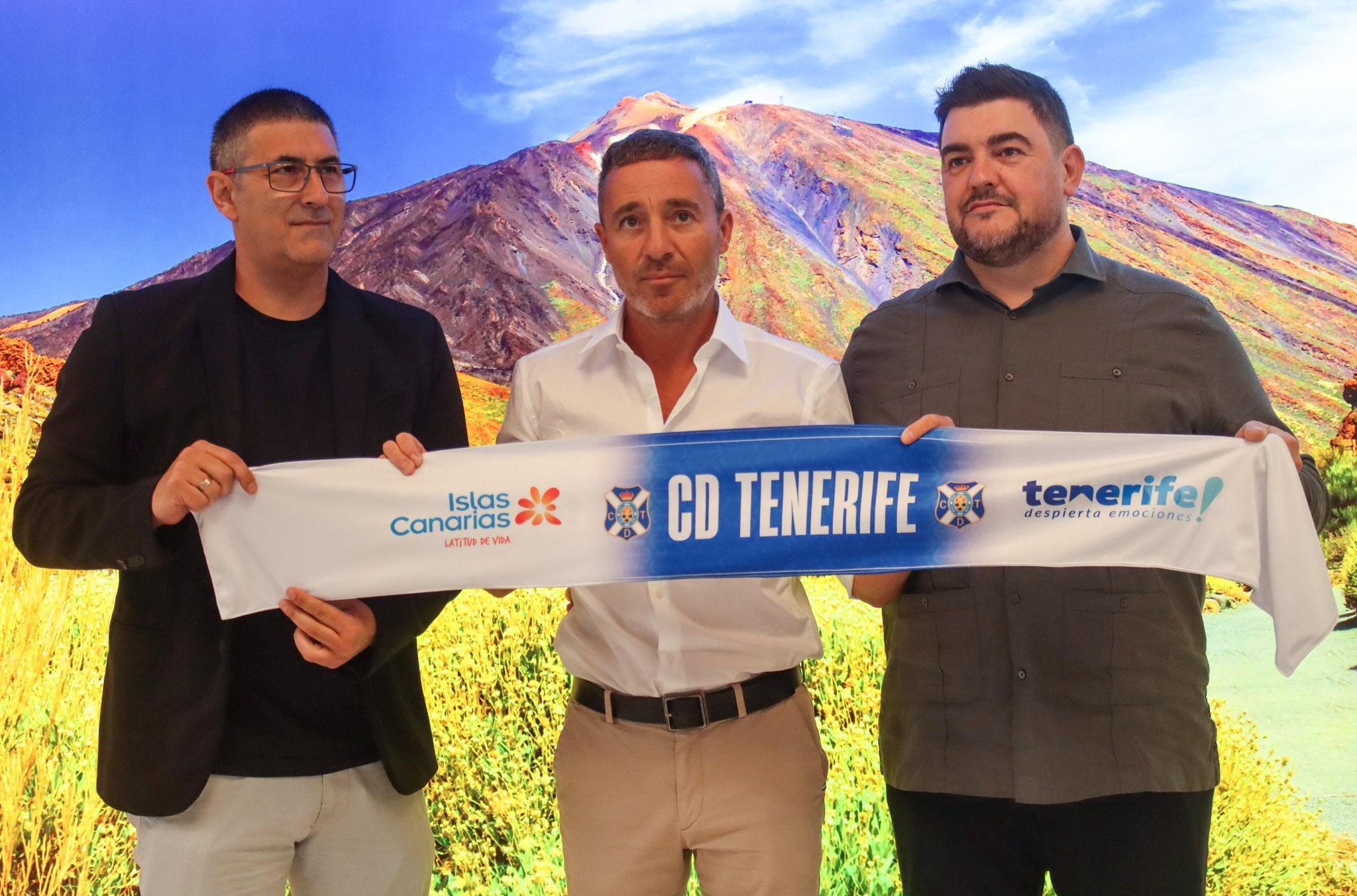 El nuevo entrenador del Tenerife llega a la isla en medio de la polémica El nuevo entrenador del Tenerife llega a la isla en medio de la polémica