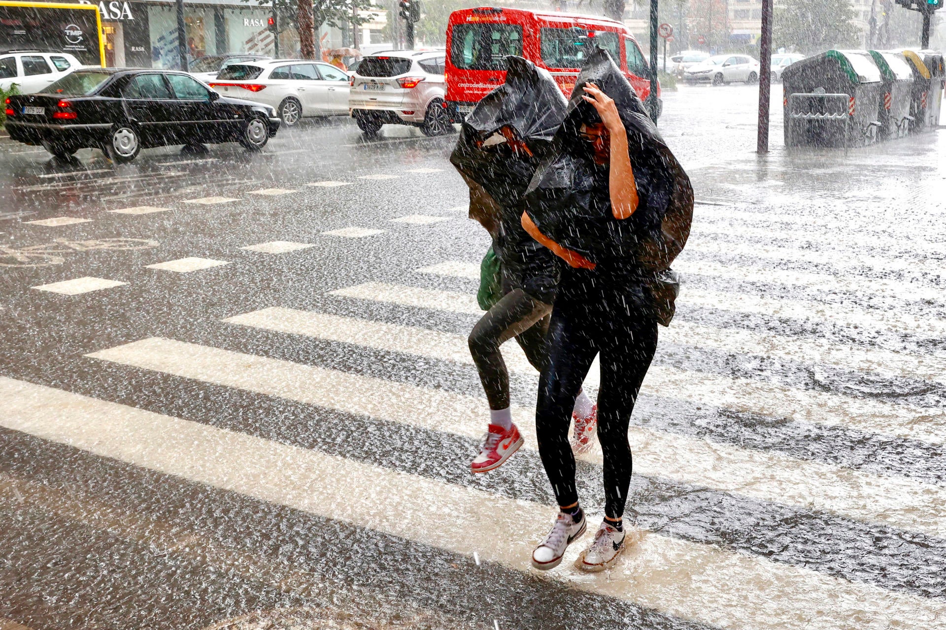 Las fuertes lluvias causan inundaciones, calles y carreteras cortadas en Murcia, Alicante y Albacete Las fuertes lluvias causan inundaciones, calles y carreteras cortadas en Murcia, Alicante y Albacete