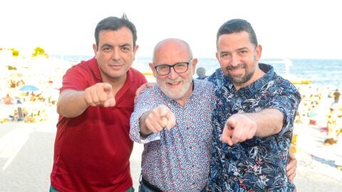 Txema Sánchez, Juan Campos y Fernando Megía, protagosnistas de la fiesta de los ochenta de Melodía FM en la playa de Es Carregador de Palmanova, en Calvià