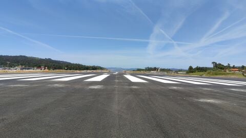 Pista aeropuerto de Vigo recién asfaltado
