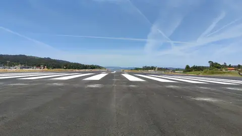 Pista aeropuerto de Vigo recién asfaltado Pista aeropuerto de Vigo recién asfaltado