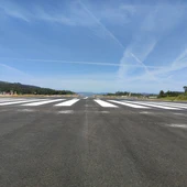 Pista aeropuerto de Vigo recién asfaltado Pista aeropuerto de Vigo recién asfaltado