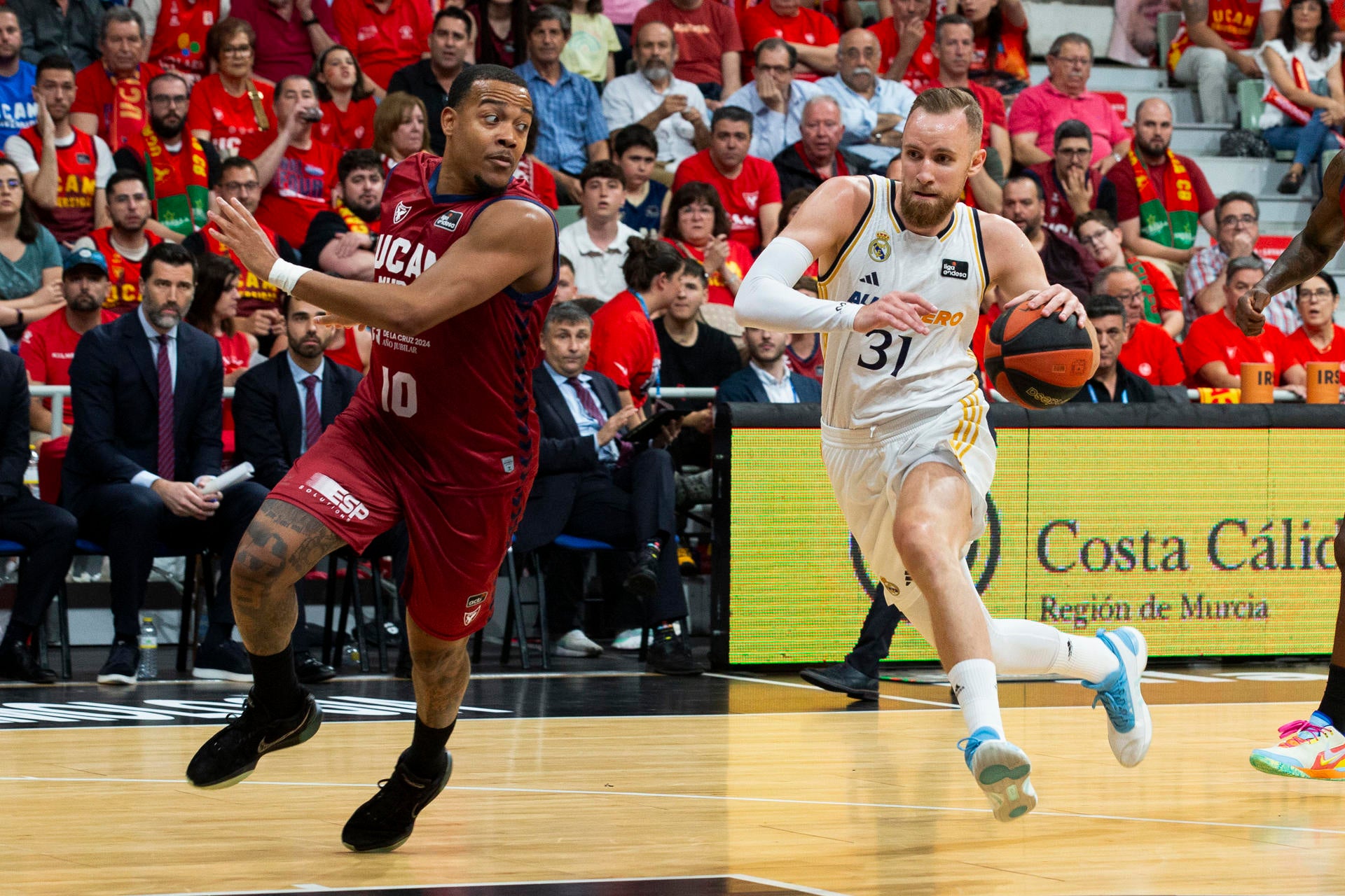 El Real Madrid conquista una nueva Liga Endesa derrotando al UCAM Murcia por la vía rápida El Real Madrid conquista una nueva Liga Endesa derrotando al UCAM Murcia por la vía rápida