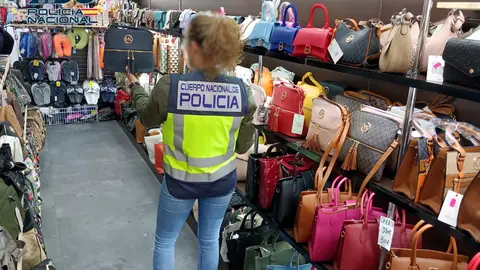 La Policía Nacional retira más de 3.500 artículos falsificados puestos a la venta en comercios de Benidorm La Policía Nacional retira más de 3.500 artículos falsificados puestos a la venta en comercios de Benidorm