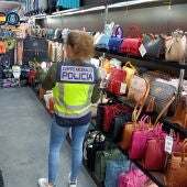 La Policía Nacional retira más de 3.500 artículos falsificados puestos a la venta en comercios de Benidorm